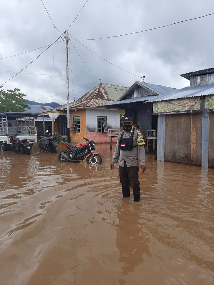 Banjir Rendam Kampung Terang, Bhabinkamtibmas Imbau Masyarakat Untuk Waspada
