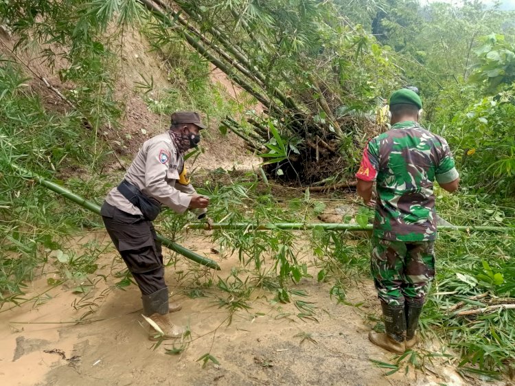 Sinergitas TNI-Polri dan Pemerintah Kecamatan Sano Nggoang Bersihkan Jalan Bambor-Werang Akibat Longsor