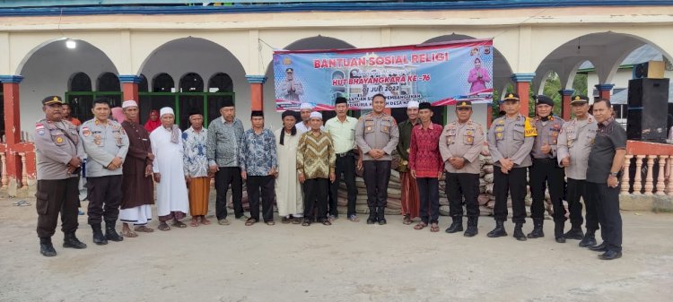 Wakapolres Mabar serahkan Bantuan  Sosial religi di Masjid Al-Hidayah Nangalili