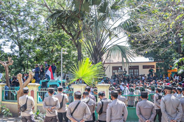 Polres Mabar Terjunkan 110 Personil, Amankan Aksi Demo Penolakan Kenaikan Tiket di Kawasan TNK