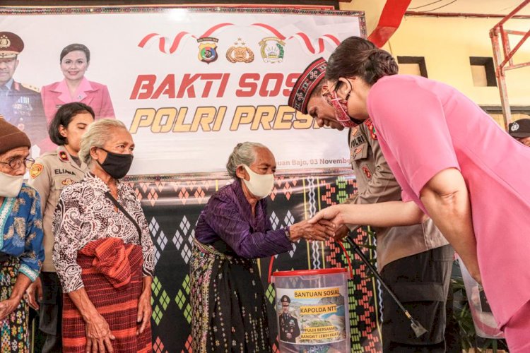 Kunjungi Polsek Komodo, Kapolda NTT dan Ketua Bhayangkari Daerah Beri Bantuan Sosial Kepada Masyarakat