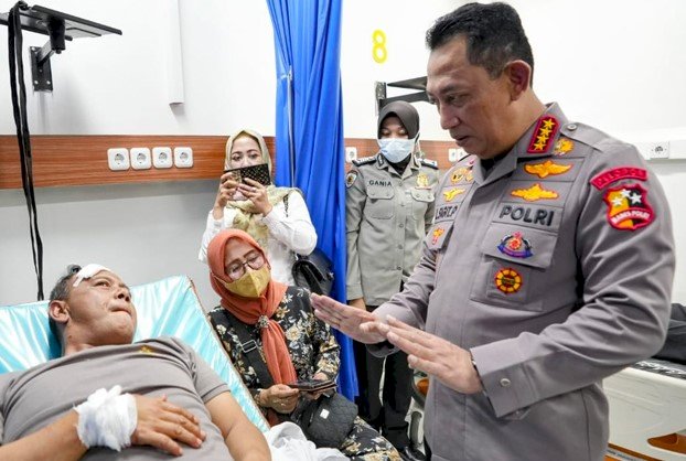 Kapolri Tinjau Lokasi dan Jenguk Para Korban Akibat Bom Bunuh Diri di Bandung