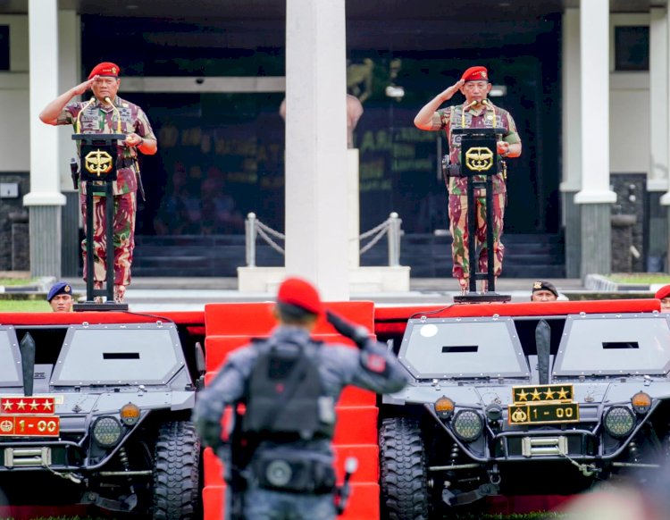 Disematkan Baret Merah Kopassus, Kapolri: Jangan Ragukan Sinergitas TNI-Polri Jaga NKRI