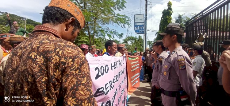Polres Mabar Amankan Aksi Demo Masyarakat Translok, Kabupaten Manggarai Barat