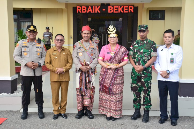 Kunjungan Kerja di Polres Kupang, Kapolda NTT dan Ketua Bhayangkari Daerah dikenakan Pakaian Adat Khas Amarasi.-