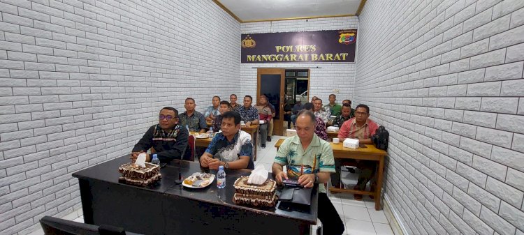 Wujudkan Sinergitas TNI-Polri Bersama Masyarakat, Polres Mabar Gelar Nobar Wayang Kulit