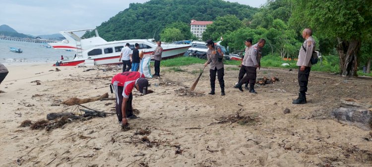Jelang Asean Summit, Personil Polres Mabar Pungut Sampah di Pantai Labuan Bajo