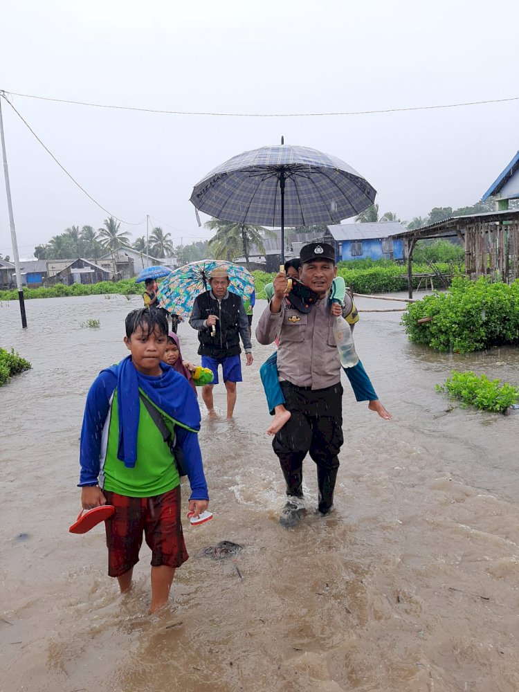 Sigap!!! Bhabinkamtibmas dan Babinsa Desa Golo Sepang Bantu Evakuasi Warga Terdampak Banjir