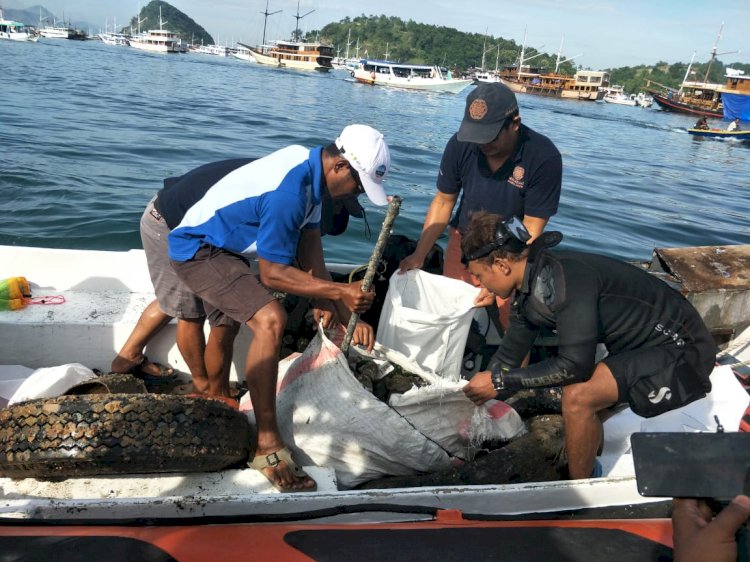 Sinergitas TNI-Polri Bersama Pemda Mabar dan WWF serta Masyarakat Labuan Bajo Lakukan Pungut Sampah Bawah Laut