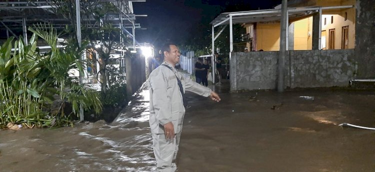 Polisi Turun Langsung Cek Kondisi Warga Terdampak Banjir di Labuan Bajo