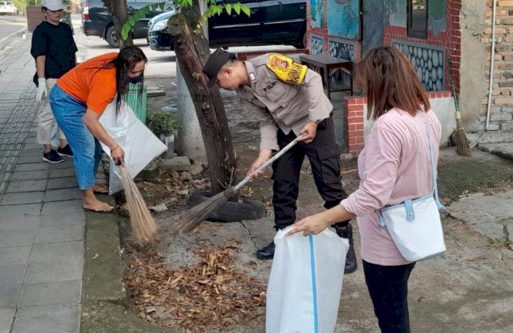 Dukung KTT Ke-42 ASEAN, Polisi Bersama Warga Gotong Royong Bersihkan Lingkungan