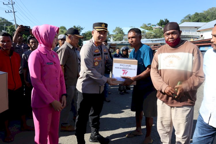 Jelang Hari Bhayangkara Ke 77, Polisi Bagikan 400 Paket Sembako di Labuan Bajo