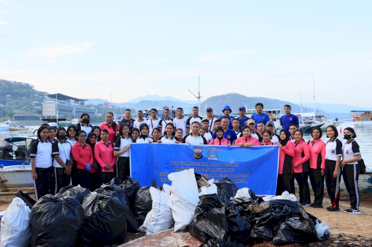 Polisi Bersihkan Pantai, Wujudkan Beat Plastic Pollution Untuk Mabar Bersih