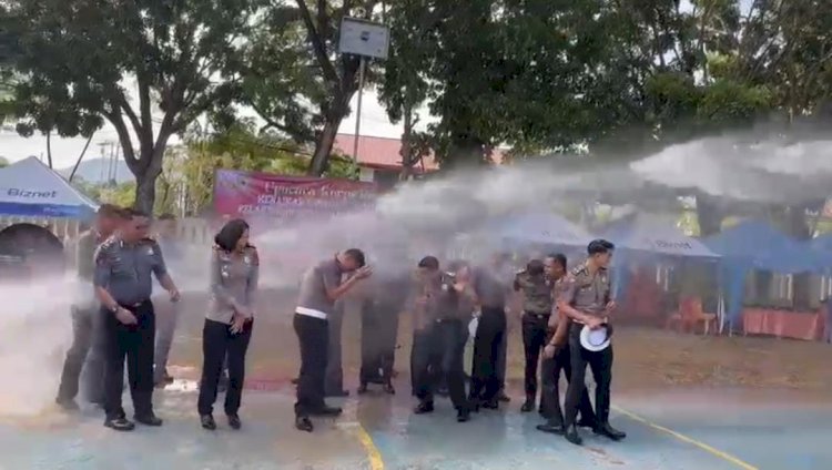 Naik Pangkat, 32 Personil Polri di Labuan Bajo Disiram Water Cannon