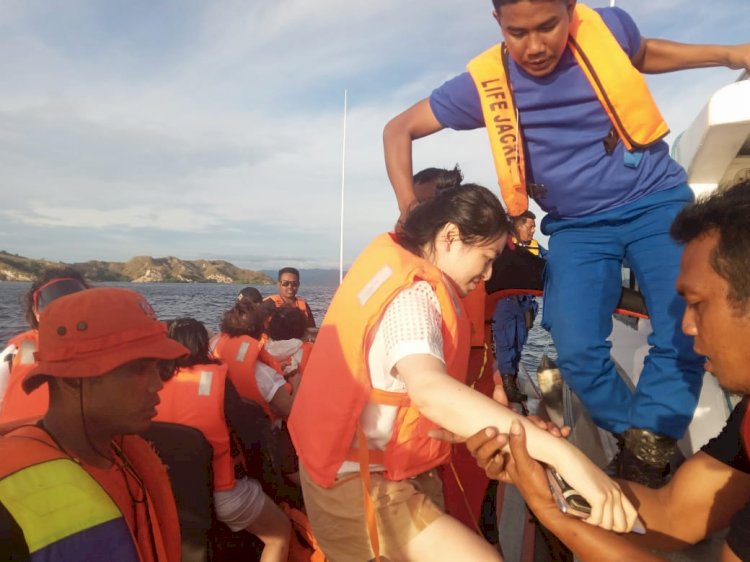 Kapal Patah Kemudi, 13 Penumpang Berhasil Dievakuasi Tim SAR Gabungan di Labuan Bajo