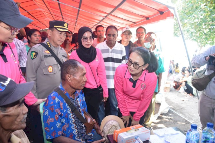 Ketua Umum Bhayangkari Ny. Juliati Sigit Prabowo Memberikan Bantuan Sosial dan Pengobatan Gratis di Kantor Camat Palue