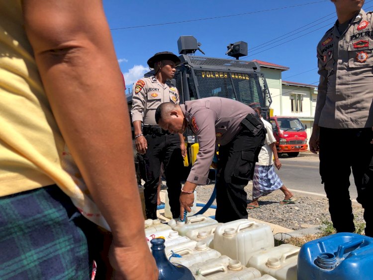 Cepat Tanggap, Polisi Salurkan Air Bersih Bagi Warga Kampung Nanga Nae di Labuan Bajo