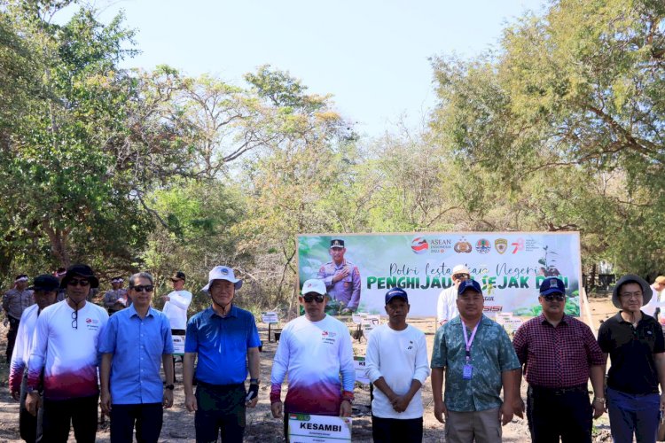 Gelaran AMMTC Ke-17, Polri bersama Delegasi Tanam Pohon di Labuan Bajo
