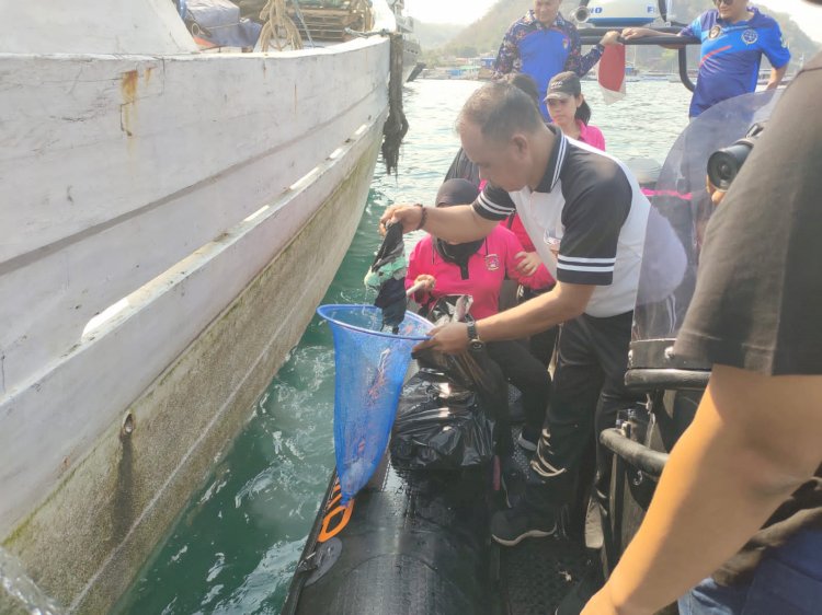 Dukung Pariwisata Super Premium, TNI-Polri Bersihkan Perairan Marina Labuan Bajo