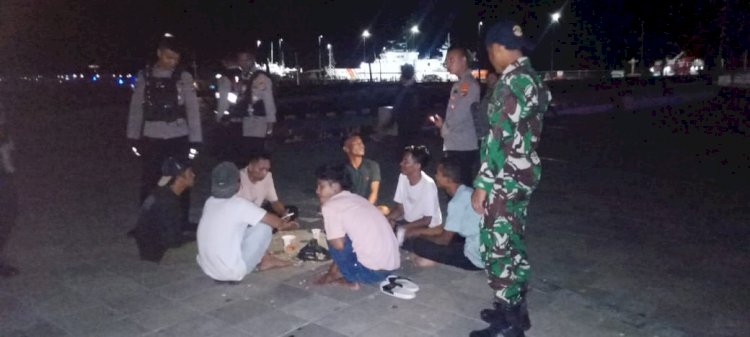 Tanggapi Keluhan Warga, TNI-Polri Tertibkan Para Pemuda di Waterfront Labuan Bajo