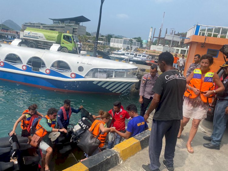 Kapal Karam Akibat Fenomena El Nino, 5 Orang Turis Asing Dievakuasi Tim SAR Gabungan