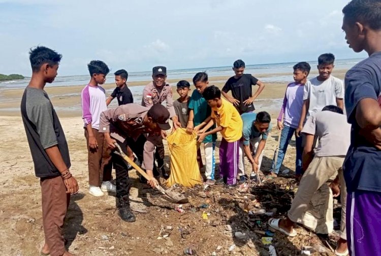 Peduli Lingkungan, TNI-Polri Gotong Royong Bersihkan Sampah di Pantai Bari