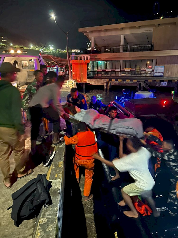 Tim SAR Gabungan Evakuasi Wisatawan dari Pulau Padar Labuan Bajo