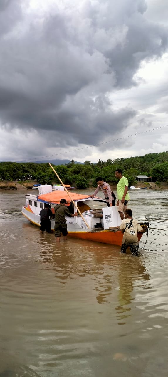 Gunakan Perahu, Anggota Polri Kawal Distribusi Logistik Menuju Desa Nanga Bere