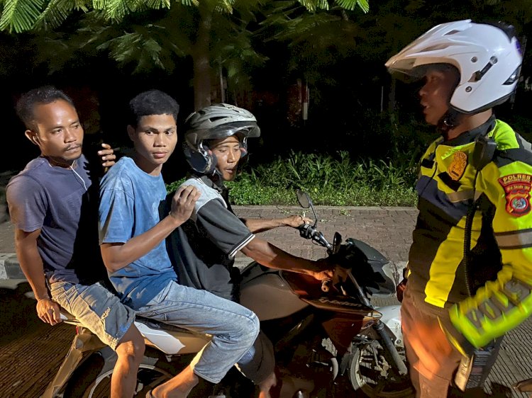 Patroli Malam, Polisi Hentikan Pengendara Sepeda Motor Nekat Bonceng Tiga