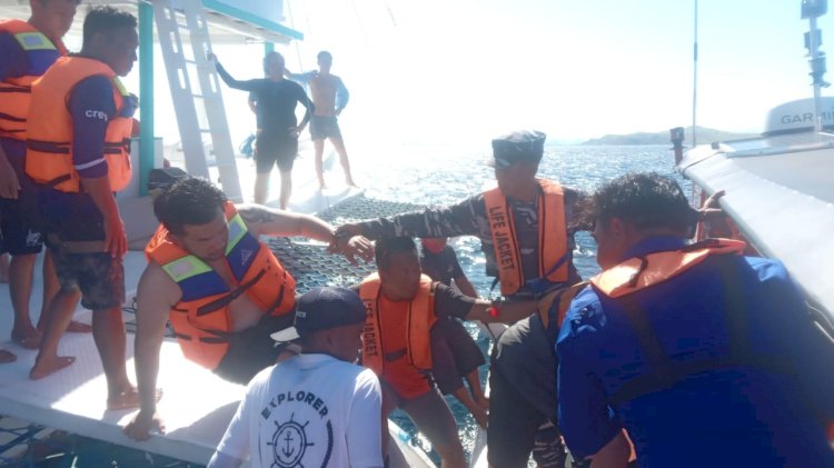 Kapal Wisata Terbakar, Tim SAR Gabungan Berhasil Evakuasi Para Penumpang Dengan Selamat