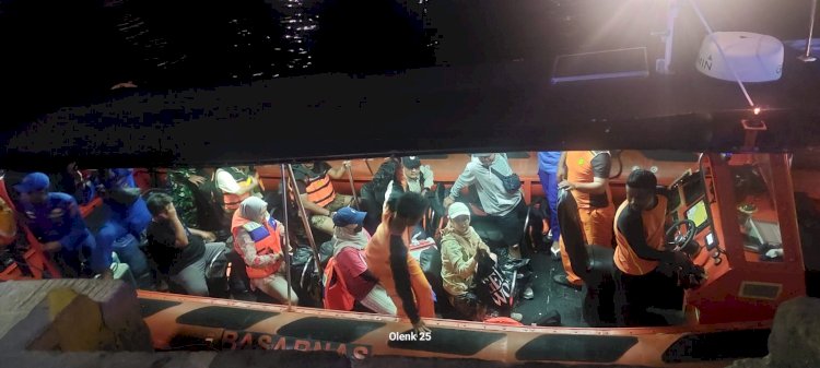 Kapal Alami Kerusakan Mesin, Tim SAR Gabungan Evakuasi Wisatawan di Perairan Taka Makassar
