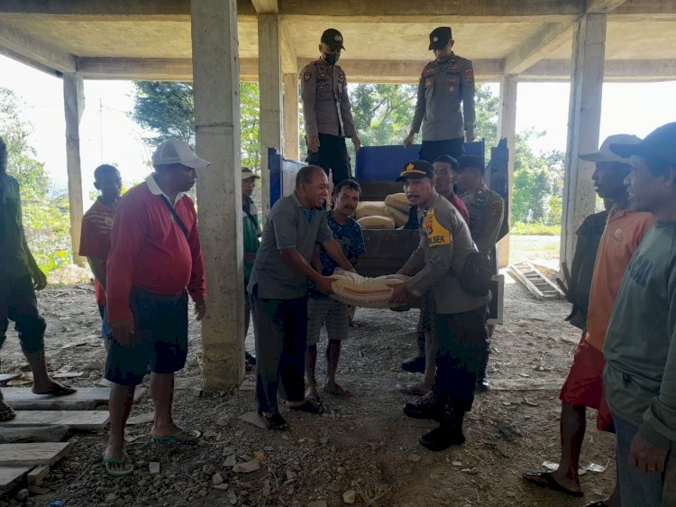 Sambut Hari Bhayangkara Ke 78, Polsek Kuwus Bantu Semen 50 Sak Untuk Pembangunan Gereja