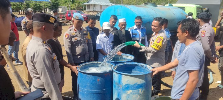 Jelang Hari Bhayangkara Ke-78, Polres Mabar Salurkan Ribuan Liter Air Bersih Untuk Warga  Pesisir