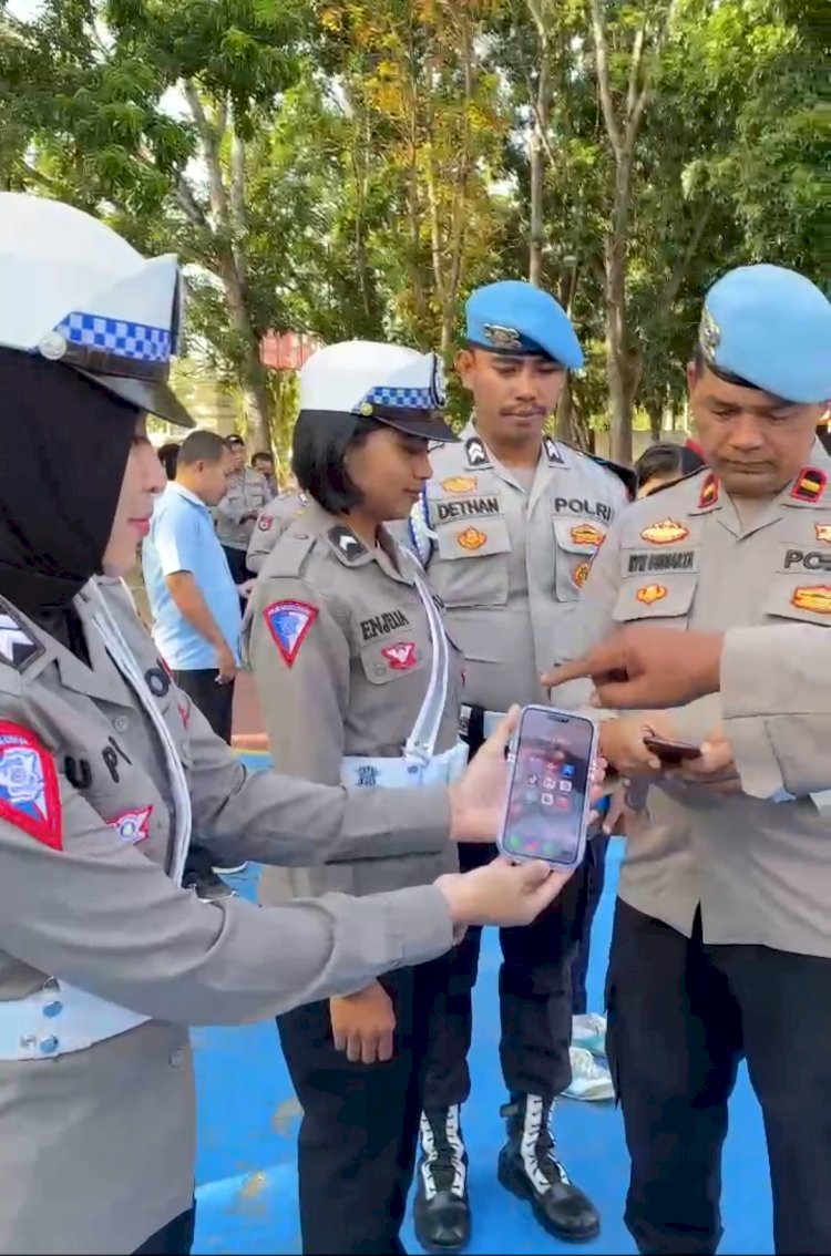 Maraknya Kasus Judi Online, Propam Cek Handphone Milik Anggota Polres Manggarai Barat