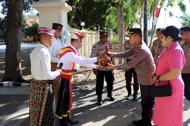 Ritual Kepok Curu dan Tradisi Pedang Pora Warnai Penyambutan Kapolres Baru di Labuan Bajo