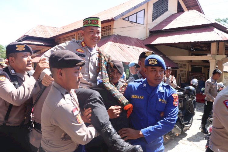 Digendong Hingga Diarak Anggota, Suasana Haru Menyelimuti Pelepasan AKBP Ari Satmoko, S.H., S.I.K., M.M. Bersama Istri Tercinta