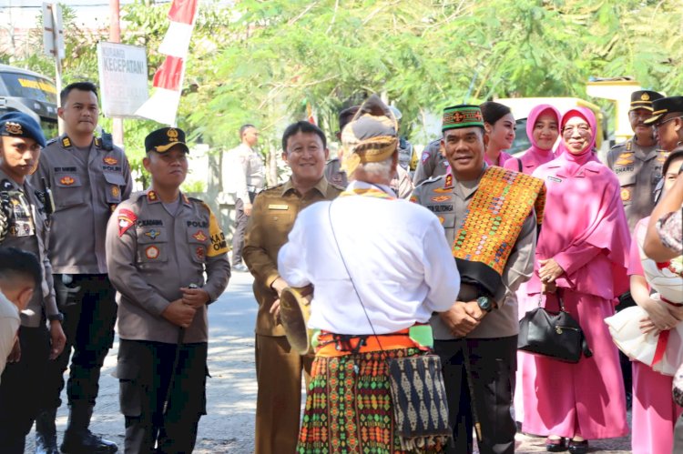 Kunjungan Kerja, Kapolda NTT Disambut Tradisi Kepok Curu di Labuan Bajo