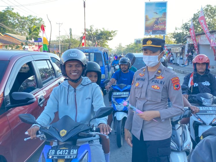 Jelang Hari Jadi Ke-76, Polisi Wanita Bagikan Bunga dan Coklat di Labuan Bajo