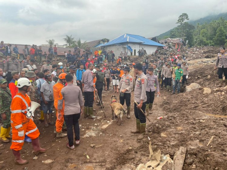 Polri Kerahkan 102 Personel dan Satu Anjing K9 Cari Korban Longsor di Kelurahan Rua, Ternate