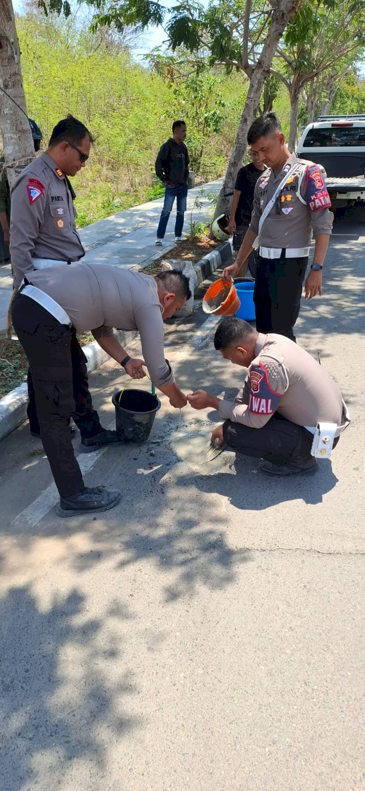 Cegah Kecelakaan, Satlantas Polres Mabar Perbaiki Jalan Berlubang di Labuan Bajo