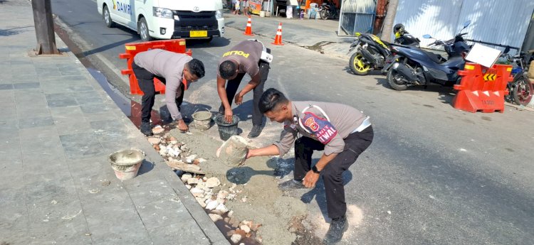 Minimalisir Kecelakaan, Polisi Kembali Tambal Jalan Berlubang di Labuan Bajo