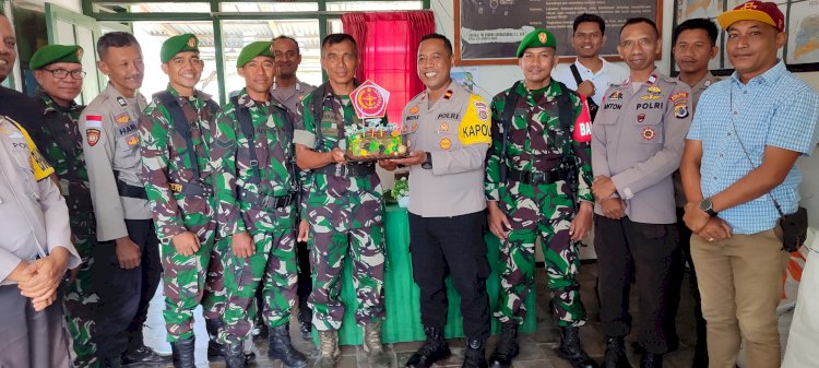 Jalin Sinergitas, Polsek Lembor Berikan Kejutan Ke Koramil Lembor di HUT TNI Ke 79