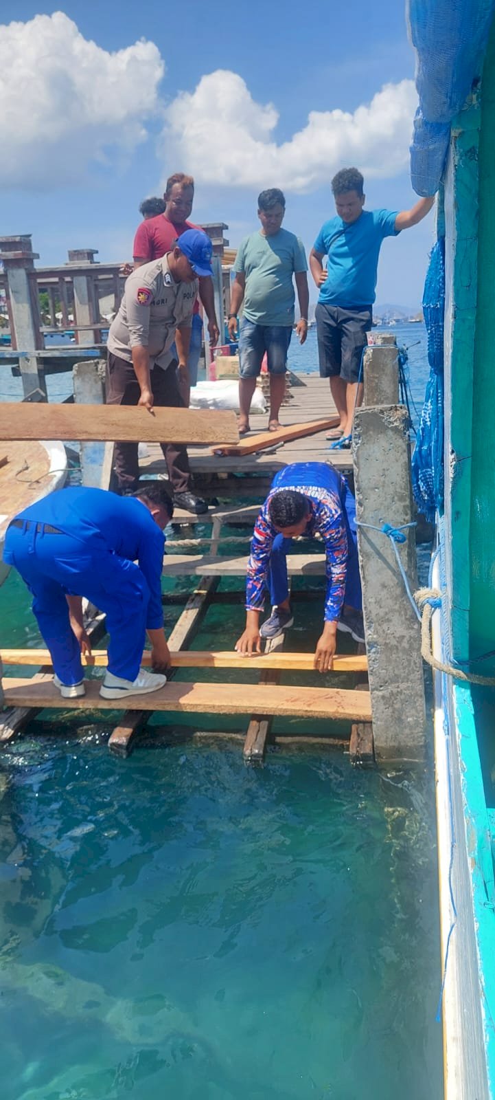 Polisi Peduli, Satpolairud Polres Mabar Perbaiki Lantai Papan Dermaga Biru Labuan Bajo