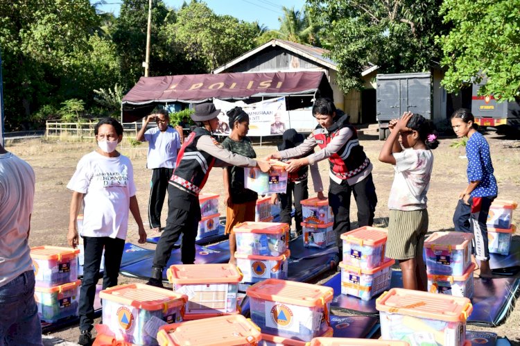 Polwan DitSamapta Polda NTT Bagikan Bansos ke Masyarakat Desa Bugalima Humas Polda NTT Humas Polda NTT