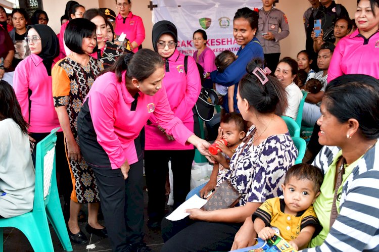 Bantuan Bhayangkari untuk Masyarakat Rote Ndao: Ny. Juliati Sigit Prabowo Berbagi Kebaikan dengan Ribuan Paket Bansos Bagi Masyarakat dan Anak Sekolah