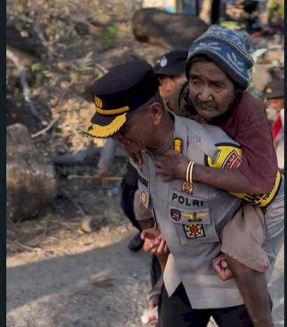 Harukan Warga, Karo Ops Polda NTT Panggul Lansia di Tengah Evakuasi Korban Erupsi Gunung Lewotobi