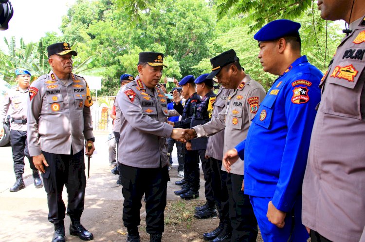 Kapolri Tinjau Posko Pengungsi Erupsi Gunung Lewotobi di NTT