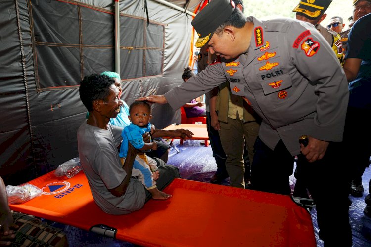 Tinjau Posko Pengungsian Erupsi Lewotobi, Kapolri Pastikan Pelayanan dan Kebutuhan Warga