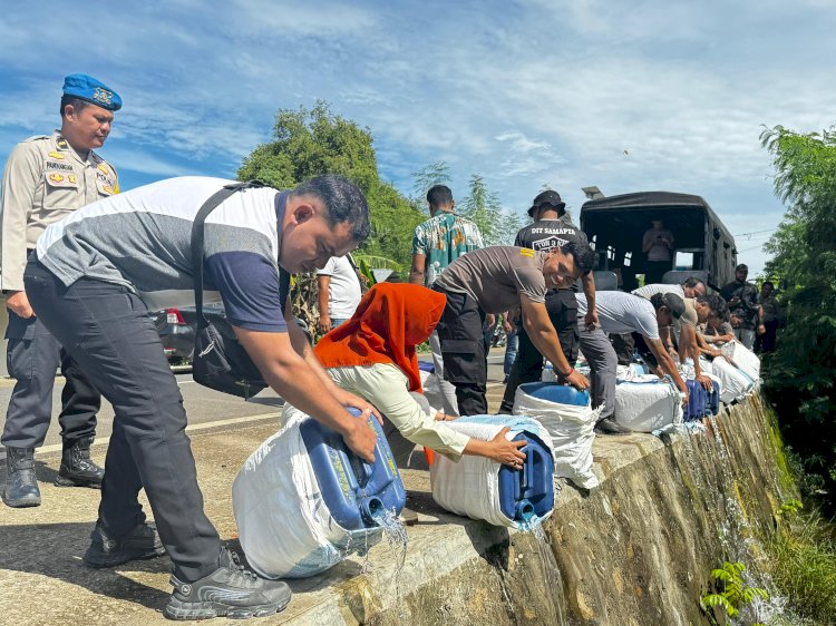 Polisi Musnahkan Ribuan Liter Miras Ilegal Jenis Sopi Hasil Temuan Lanal Labuan Bajo