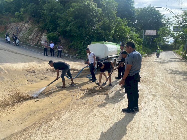 Respon Aduan Masyarakat, Polisi Bersihkan Material Lumpur dan Tanah di Pertigaan Wae Cicu